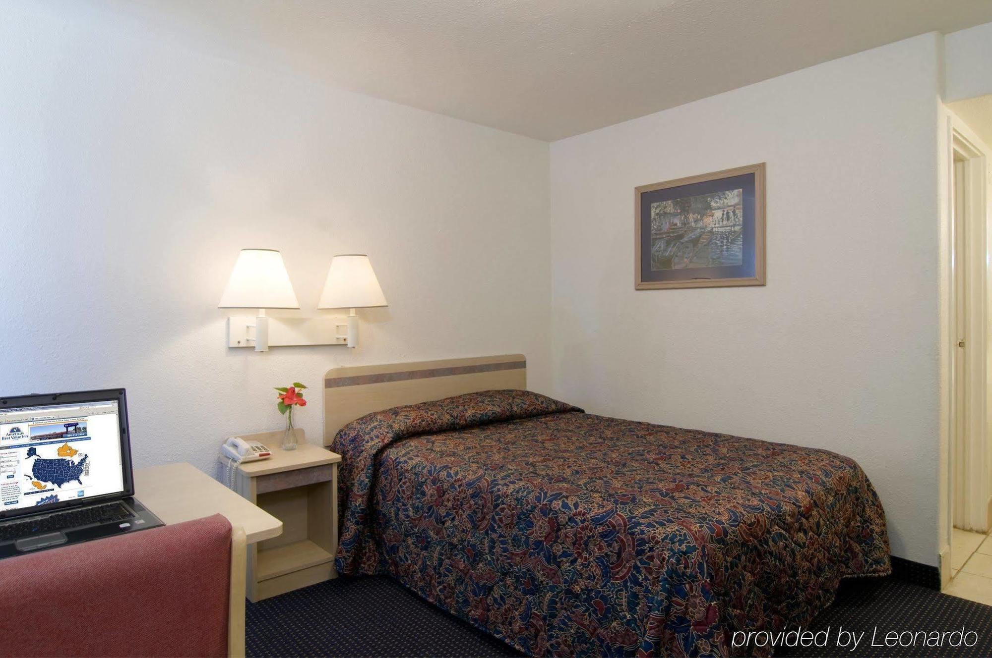 Americas Best Value Inn And Suites Groves Екстер'єр фото
